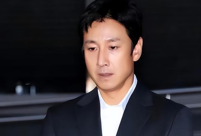 韩国影帝李善均死亡_韩国娱乐圈的黑料_黄荷娜吸毒案